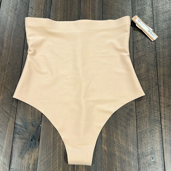 Skims Body High Waist Thong - Picture 3 of 6